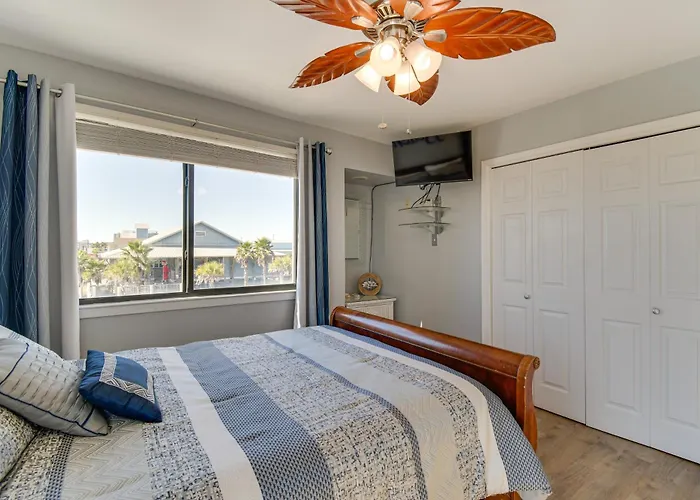 Absolute Location! Heart Of Holiday home Gulf Shores